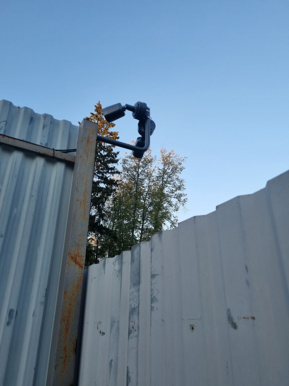 Периметр участка — камера на заборе из профнастила